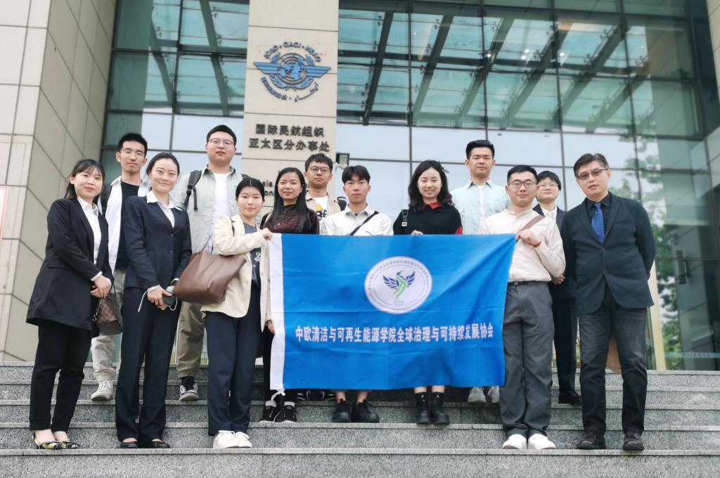 说明: 一群人站在建筑前中度可信度描述已自动生成